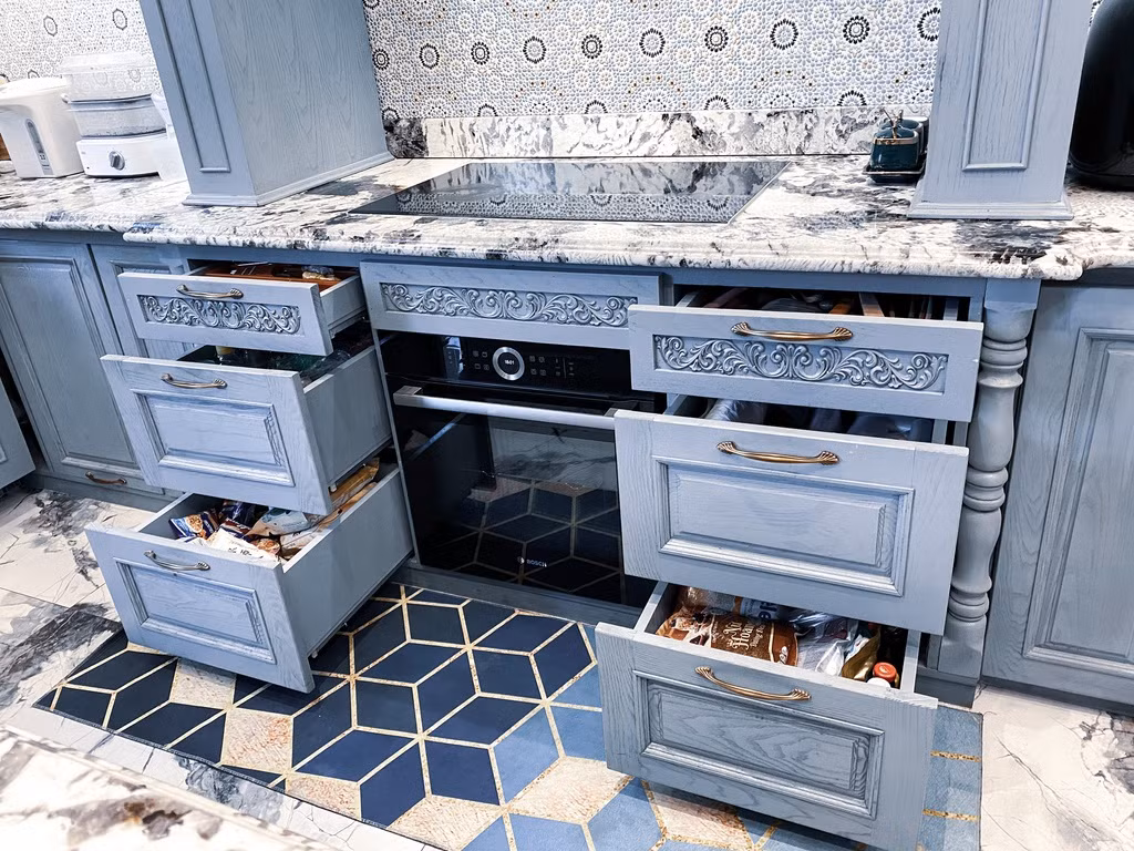 Chia sẻ với Zing về bí quyết xây căn bếp đẹp và tiện ích, Thủy Anh nói rằng: "Trước khi bắt tay vào thực hiện, 2 vợ chồng tự phác thảo một bản vẽ công năng, hình dung vị trí đặt các thiết bị. Với đồ dùng nhà bếp, nguyên lý được áp dụng là "cái gì sử dụng nhiều thì bố trí ở gần nơi đứng nấu nhất". Sau đó, mình đi tham khảo các thiết bị như lò nướng, máy rửa bát, bếp từ, chậu rửa, các ngăn chia hộc tủ để nắm được bảng kích thước và điều chỉnh phù hợp với bản vẽ phác thảo".