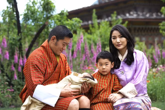  Hoàng tử Jigme Namgyel Wangchuck (sinh năm 2016, còn được gọi là Hoàng tử Rồng) là con đầu lòng của Quốc vương Bhutan Jigme Khesar Namgyel Wangchuck và Hoàng hậu Jetsun Pema. Với ngoại hình đáng yêu, thừa hưởng nét đẹp từ cả bố và mẹ, hoàng tử của vùng đất Rồng sấm được nhiều người yêu mến ngay từ khi còn nhỏ. Vào ngày hoàng tử chào đời, hơn 108.000 cây xanh được trồng trên cả nước để đánh dấu sự kiện trọng đại.