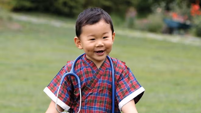 Là người kế vị ngai vàng tương lai, Hoàng tử Jigme được bố mẹ dạy dỗ nghiêm khắc từ nhỏ. "Hoàng tử phải sống cuộc đời của một người tốt... Khi Jigme Namgyel Wangchuck phụng sự đất nước, con phải luôn đặt lợi ích quốc gia lên hàng đầu và phục vụ người dân bằng tình yêu, tinh thần cống hiến", Quốc vương Bhutan nói về quan điểm giáo dục con trai cả.
