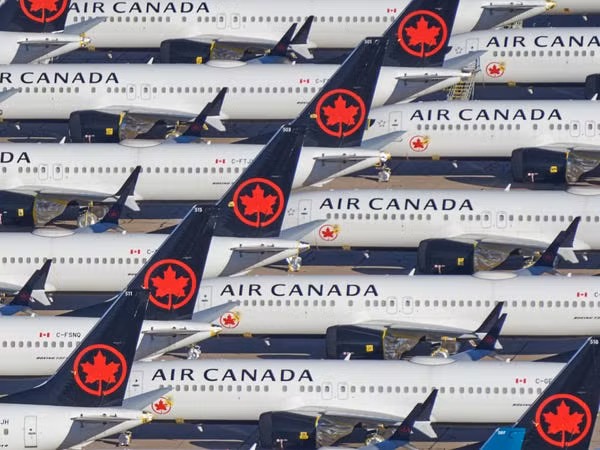 Boeing 737 Max của Air Canada cũng đỗ tại Pinal Air Park.