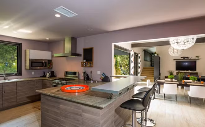 Nhà bếp hiện đại, gọn gàng, sáng sủa, được trang bị nhiều công cụ nấu nướng sang trọng và cao cấp.