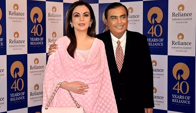 br/> Các con của tỷ phú Ambani được khuyến khích sống kín tiếng, không sử dụng mạng xã hội. Akash, Isha và Anant được cho có tài khoản mạng xã hội song đều để ở chế độ riêng tư. "Tôi không phải là một người có ảnh hưởng và đó cũng không phải là thứ mà tôi muốn trở thành. Tôi không muốn được biết đến nhờ số lượng người theo dõi mình có. Tôi sử dụng mạng xã hội chỉ để giải trí", Isha trả lời phỏng vấn Vogue.