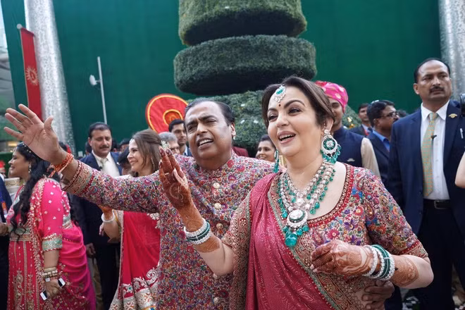 br/> Con cái nhà Ambani đều đã tham gia vào công việc kinh doanh của gia đình nên thường rất khó tận hưởng thời gian rảnh bên người thân. Để đảm bảo rằng mọi người vẫn dành thời gian cho gia đình, vợ chồng tỷ phú Mukesh cho biết họ cố gắng không mang công việc về nhà và đưa ra quy tắc không nói chuyện công việc trong bữa ăn. Bà Nita nói rằng bằng cách này mọi người có thể thực sự tương tác và lắng nghe lẫn nhau.
