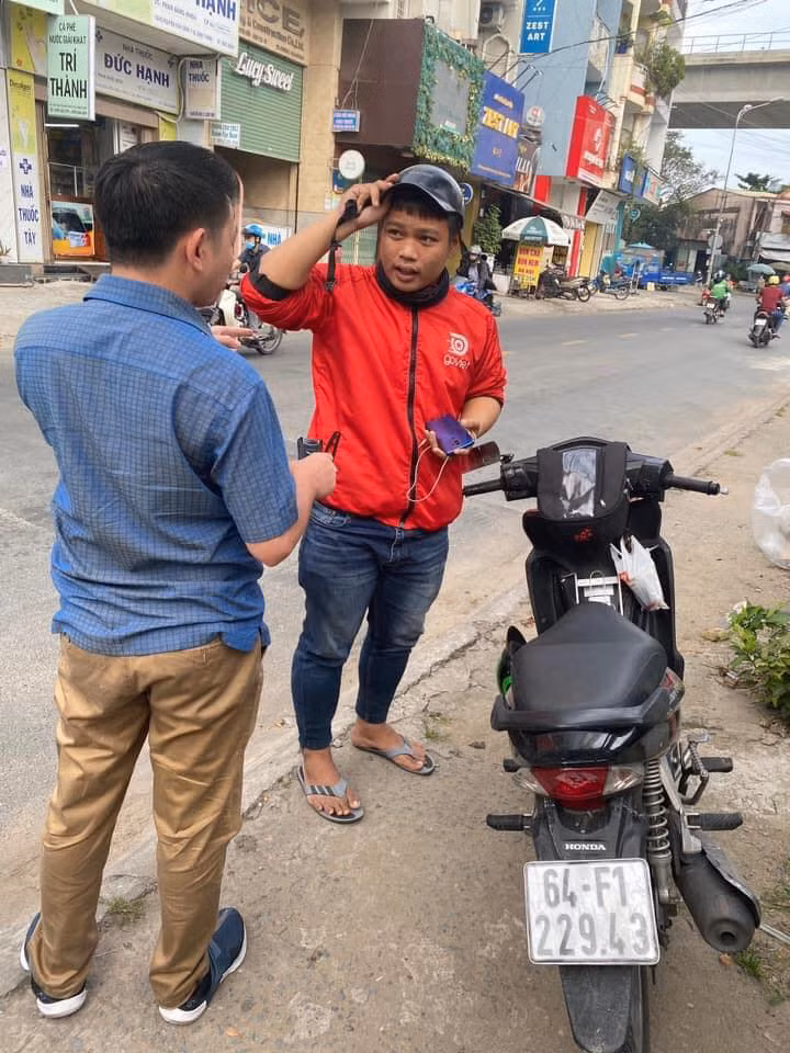 Nhặt được điện thoại Vertu, tài xế xe ôm làm ngay điều này - Hình 3 Nhat duoc dien thoai Vertu, tai xe xe om lam ngay dieu nay-Hinh-3