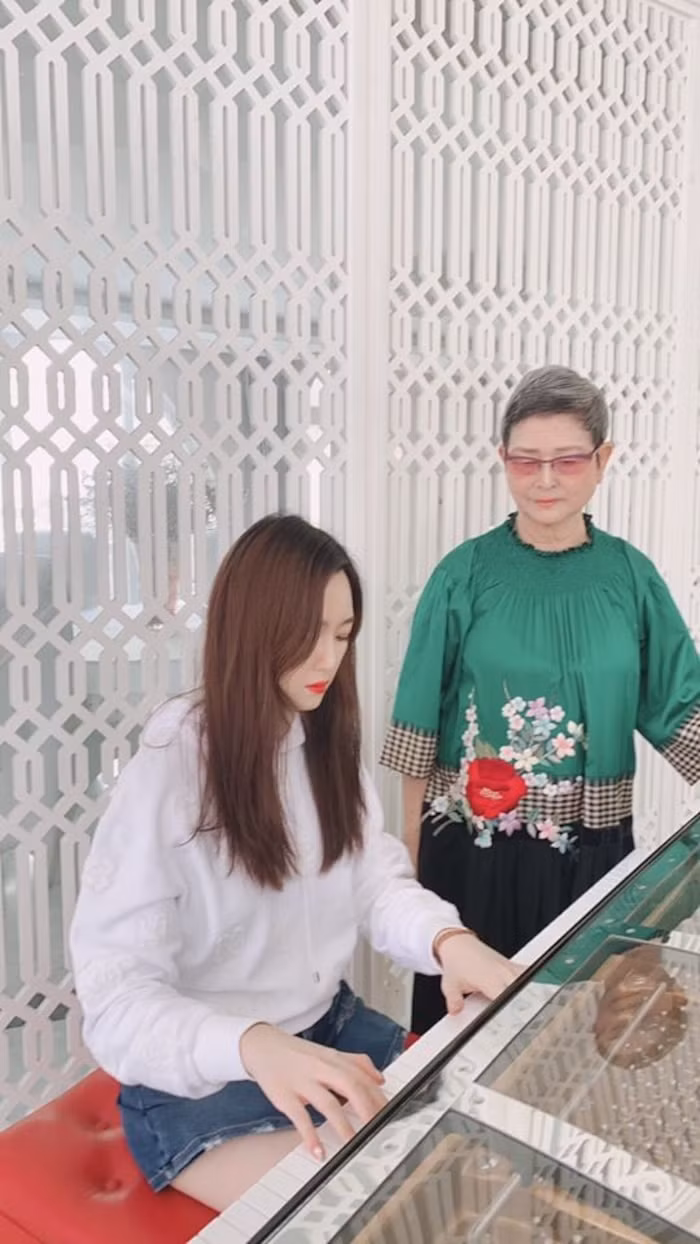 Con gai Hoa hau Giang My gay chu y vi nhan sac 'khac la'-Hinh-6