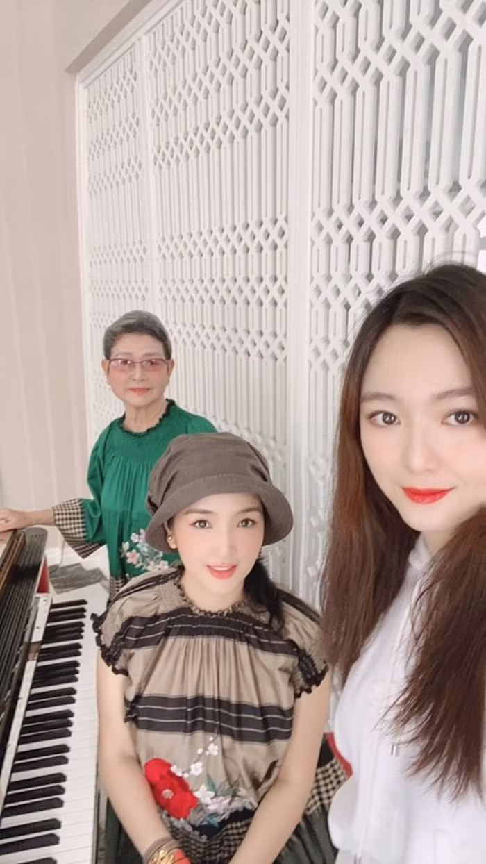 Con gai Hoa hau Giang My gay chu y vi nhan sac 'khac la'-Hinh-4