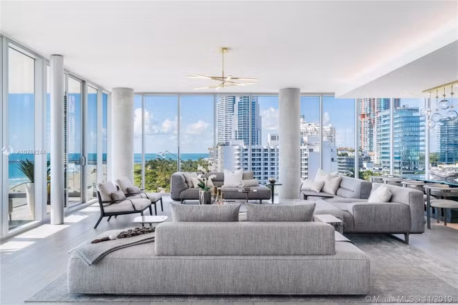 Bất động sản có diện tích hơn 632 m2 với 5 phòng ngủ và 7 phòng tắm, nằm ở tầng trên cùng của một tòa nhà được hoàn thiện vào năm 2015.