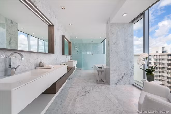 Phòng tắm chính hào nhoáng, được lát đá cẩm thạch và được trang bị đầy đủ tiện nghi cao cấp, hiện đại.