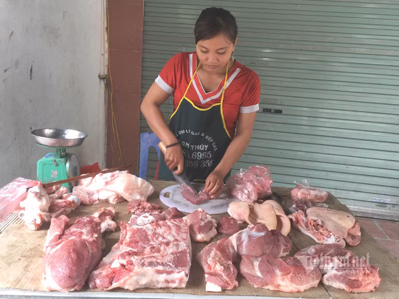 Thit lon e am ca nam, tieu thuong danh phai giam gia-Hinh-2