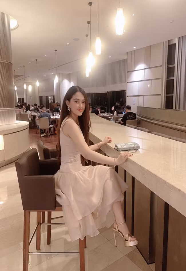  Thùy Dương đang phát triển sự nghiệp kinh doanh riêng. Mỗi khi rảnh rỗi, cô cùng chồng đi du lịch nước ngoài, hưởng thụ cuộc sống. Cô dâu Cẩm Duyên
