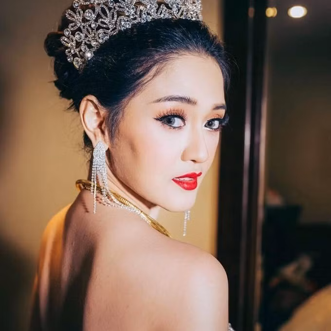  Tiệc cưới được tổ chức tại một khách sạn sang trọng với sự góp mặt của hơn 1.000 khách mời trong nước và quốc tế. Trong đó có 2 MC, 11 ca sĩ, 28 nghệ sĩ múa cổ điển, 12 nghệ sĩ chơi nhạc thính phòng của nhạc viện, 10 nhạc công chơi nhạc hiện đại, 30 người mẫu, 23 thợ quay phim chụp hình cùng đông đảo đội ngũ quản lý, đầu bếp, lễ tân, phục vụ…