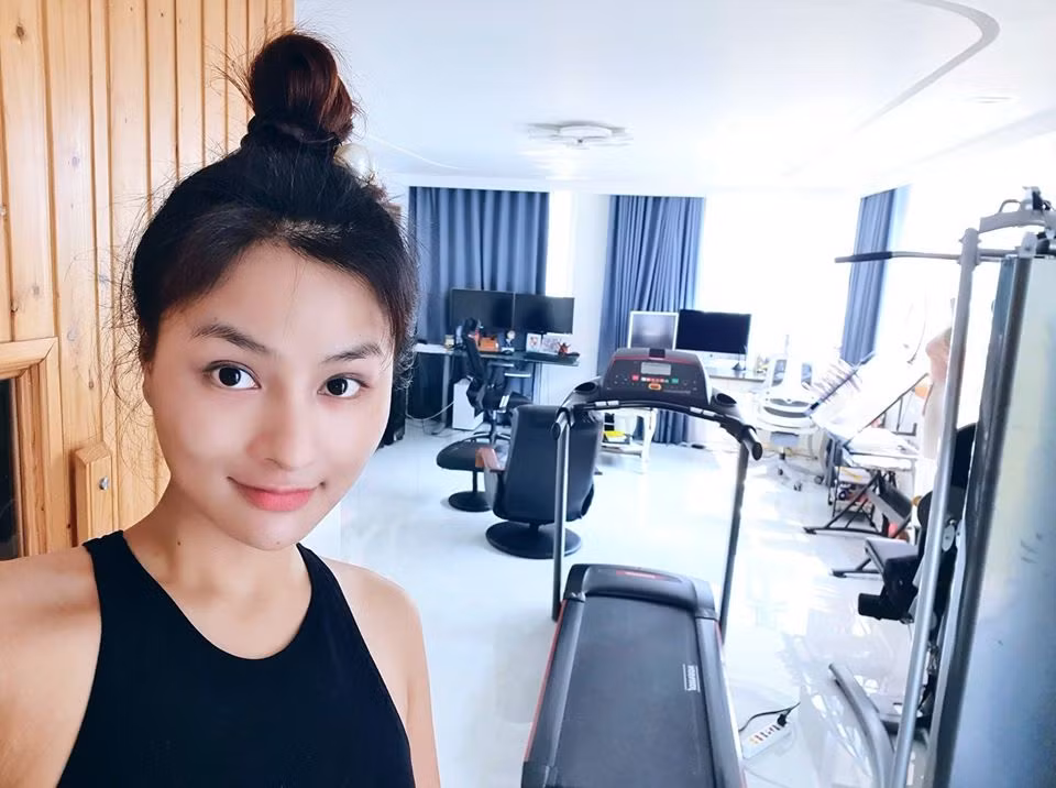 Vợ chồng cô trang bị hệ thống máy tập ngay trong nhà. Chỉ cần ở nhà, Vũ Thu Phương vẫn có thể thoải mái tận hưởng cuộc sống những ngày cả nước cách ly.