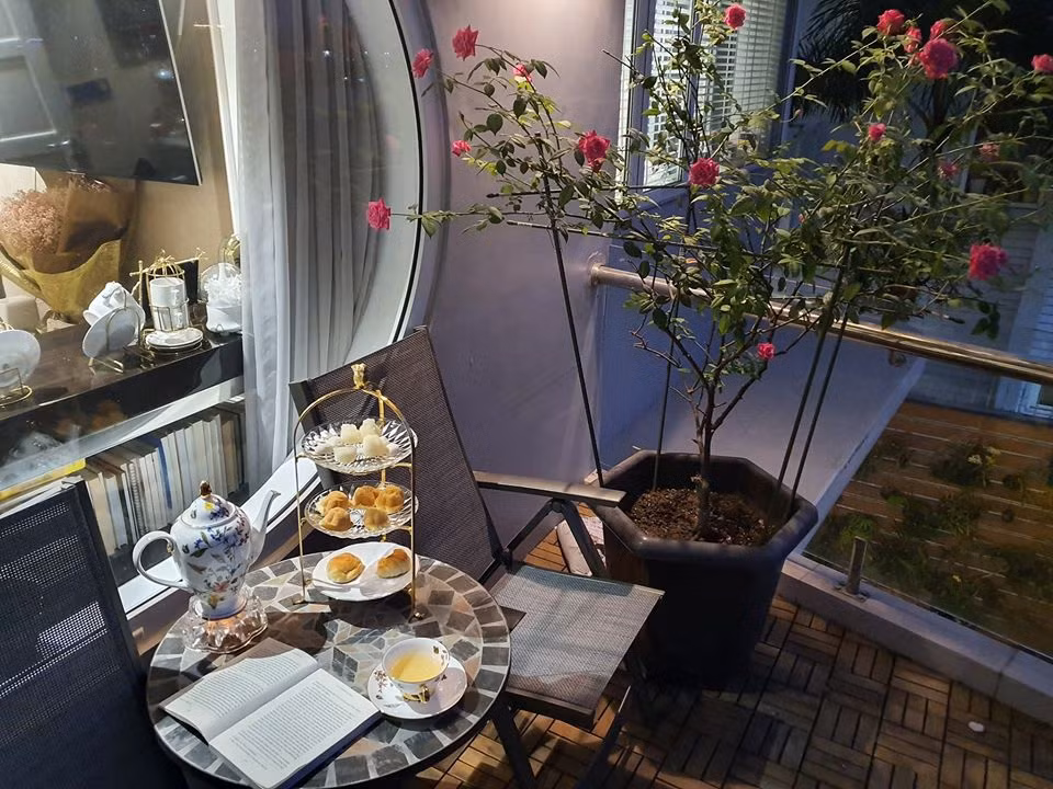 Nơi Vũ Thu Phương có thể thong dong ngồi ăn bánh, thưởng trà, đọc sách.