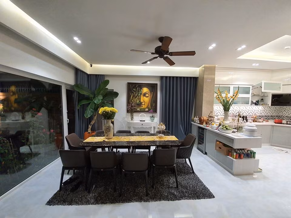 Không gian phòng bếp thoáng mát, được thiết kế mở. Cả gia đình cô thường giữ thói quen cùng nhau vào bếp. Vào cuối tuần, cô thường tổ chức các buổi dã ngoại để gia đình có thời gian sum họp, quây quần bên nhau.