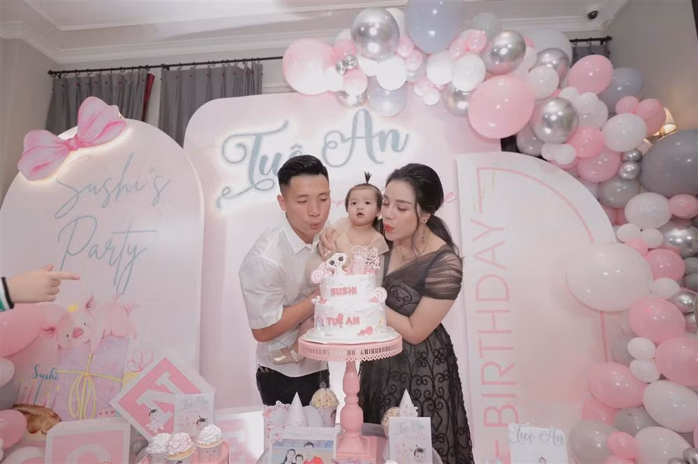 Trên trang cá nhân, Khánh Linh liên tục khoe diện đồ hiệu sang chảnh. Ngoài ra, cô con gái nhỏ của cặp đôi cũng là một rich kid khi thứ thiệt bởi được bố mẹ cho diện không ít quần áo đắt tiền.