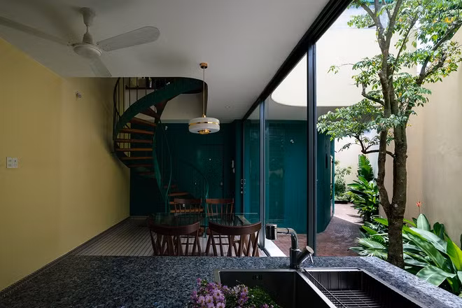 Cầu thang xoắn vừa có tác dụng trang trí về hình thức, vừa để tiết kiệm diện tích cho những ngôi nhà nhỏ.