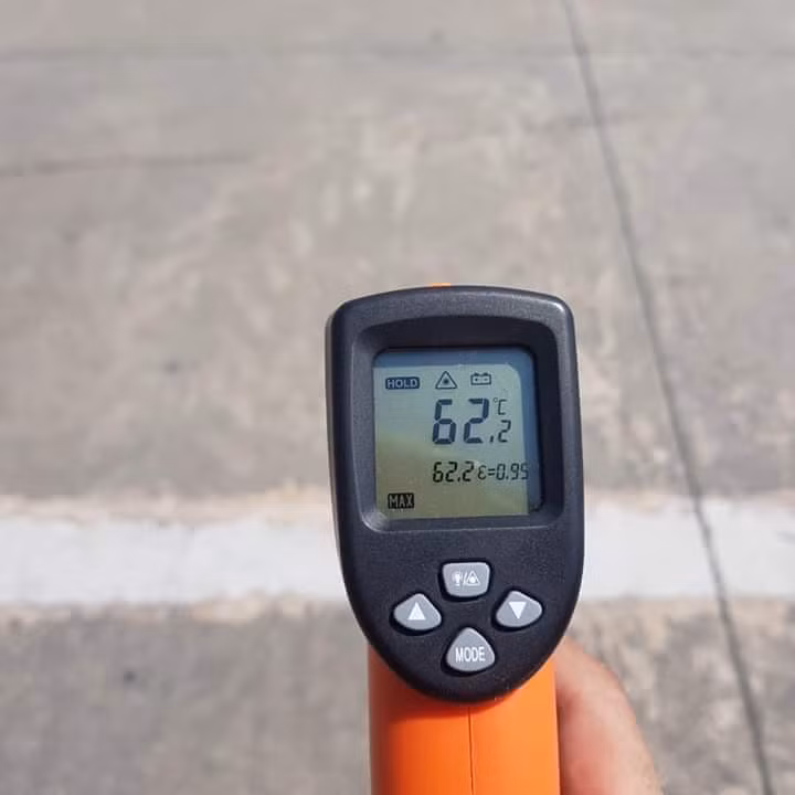 Nhan vien san bay Noi Bai dam mo hoi lam viec giua nang gat