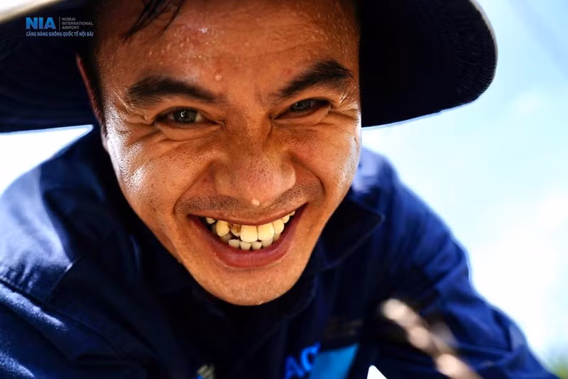Nhan vien san bay Noi Bai dam mo hoi lam viec giua nang gat-Hinh-3