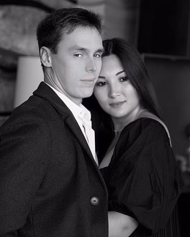 Sau gần một năm kết hôn, Chevallier và Ducruet khiến nhiều người ngưỡng mộ khi thường xuyên khoe ảnh hạnh phúc lên mạng xã hội. Đôi vợ chồng cũng là những người có ảnh hưởng trên các phương tiện truyền thông xã hội khi sở hữu hàng nghìn lượt follow trên Instagram và Twitter.