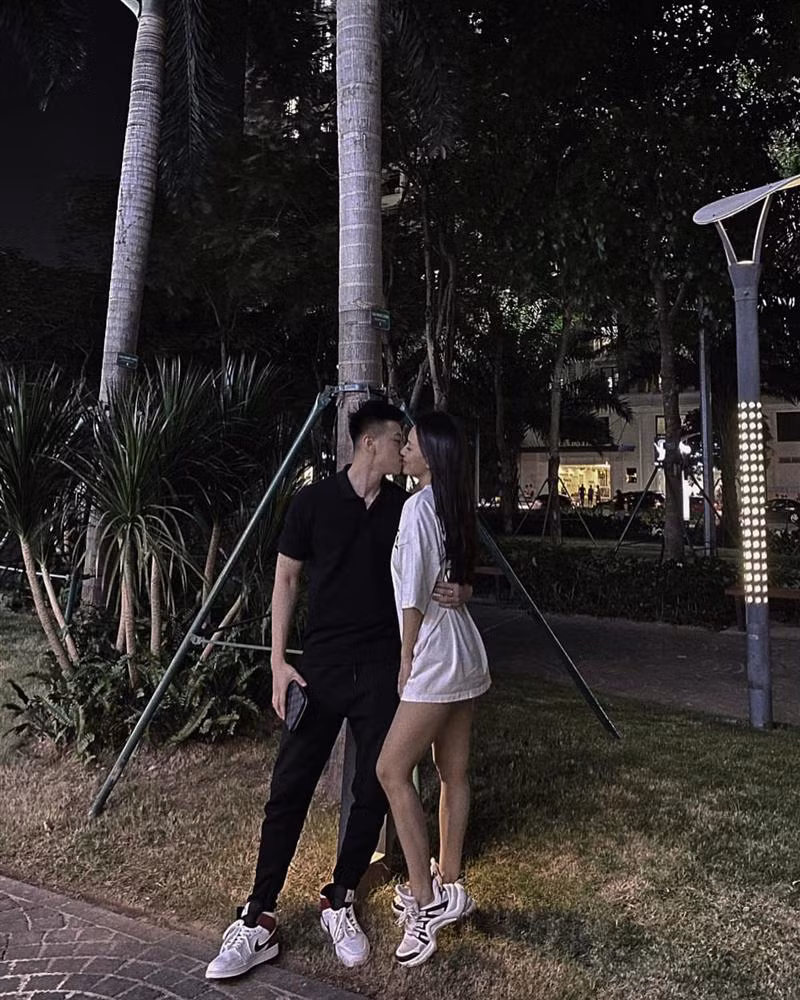 ''Hãy yêu người chấp nhận con người thật của em. Mặc kệ, người khác nói gì, chỉ cần hai người vui là được. Hãy yêu người chấp nhận quá khứ của em. Dù quá khứ đó bạn từng lỗi lầm ra sao, chỉ cần hai người tự nguyện bên nhau là được. Hãy yêu người luôn yêu cả những tính xấu của em. Khi em cáu giận vô cớ, khi bạn buồn vui thất thường. Không sao cả, lại đây anh ôm. Hãy yêu người mà khi quay lưng lại luôn có họ ở đó, vì họ đã thầm lặng đi sau em từ rất lâu rồi", cô ngầm tiết lộ bạn trai là người thấu hiểu, chấp nhận quá khứ của mình.