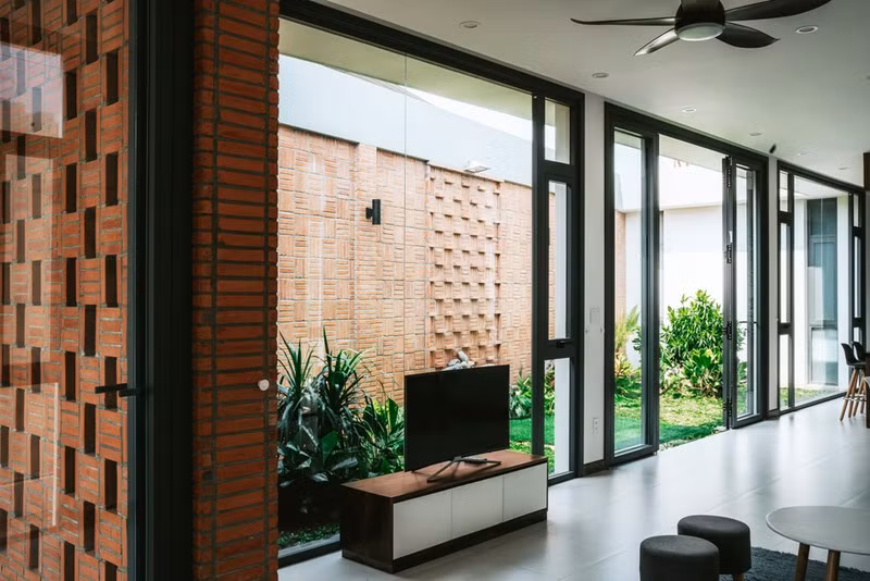 Không gian phòng khách tiếp xúc trực tiếp với khu vườn xanh ngát này.