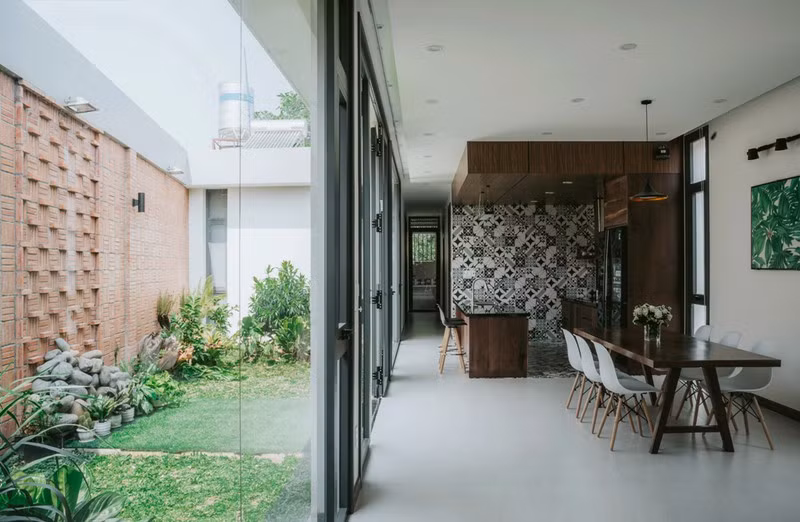 Thông qua lớp kính trong suốt có thể mở ra, đóng lại tùy ý của chủ nhà.