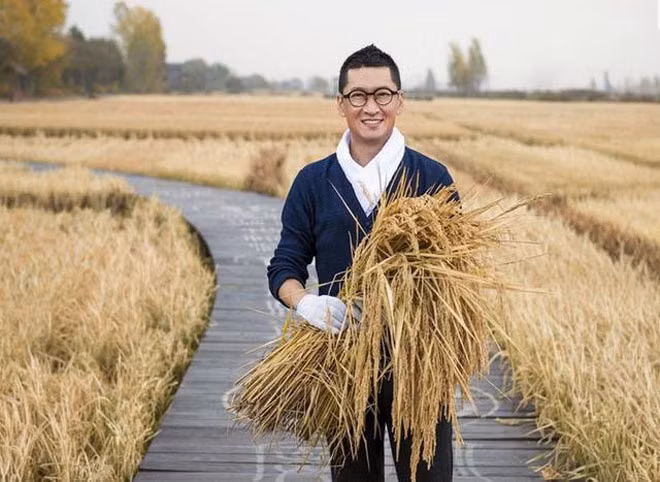  Châu Kiệt: Châu Kiệt nổi tiếng khi vào vai Nhĩ Khang trong bộ phim kinh điển của màn ảnh Hoa ngữ Hoàn Châu cách cách. Sau đó, anh tiếp tục ghi điểm với vai Bao Thanh Thiên trong Tuổi trẻ của Bao Thanh Thiên. Nhờ diễn xuất chắc chắn, Châu Kiệt từng được xếp vào hàng nam diễn viên có thực lực của Trung Quốc. Năm 2015, anh lặng lẽ rút khỏi làng giải trí, về quê làm nông sau loạt bê bối đời tư. Tờ Sohu tiết lộ khối gia sản nam diễn viên có trong tay không dưới 2 triệu USD và còn sở hữu nhiều bất động sản ở trời Âu.