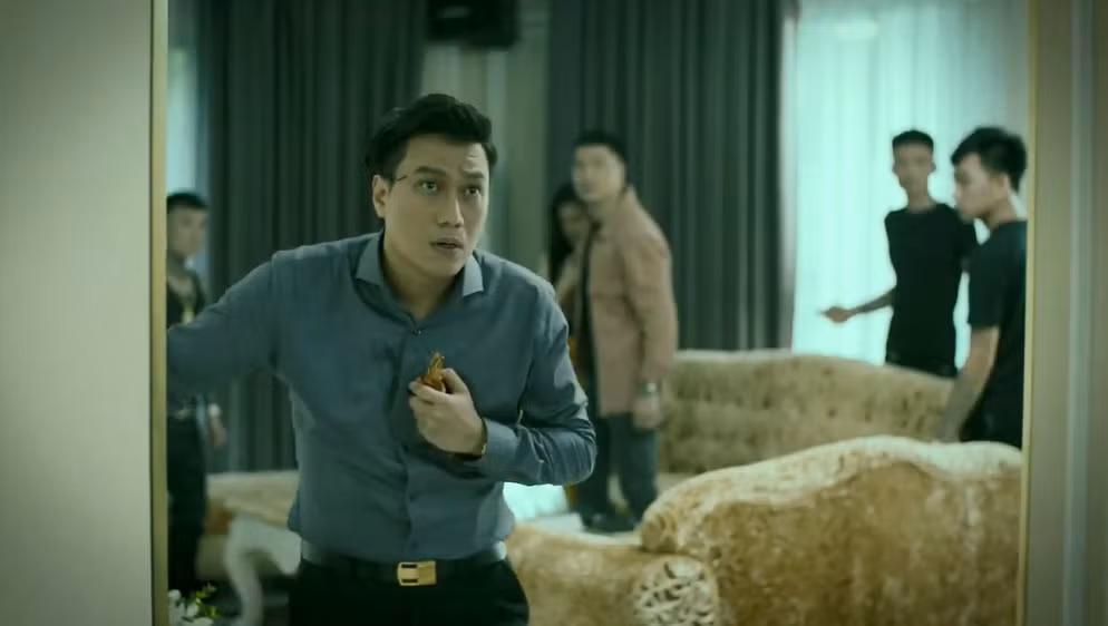 Khó hiểu khi Việt Anh ăn mặc màu mè trong Hướng dương ngược nắng - Hình 2 Kho hieu khi Viet Anh an mac mau me trong Huong duong nguoc nang-Hinh-2