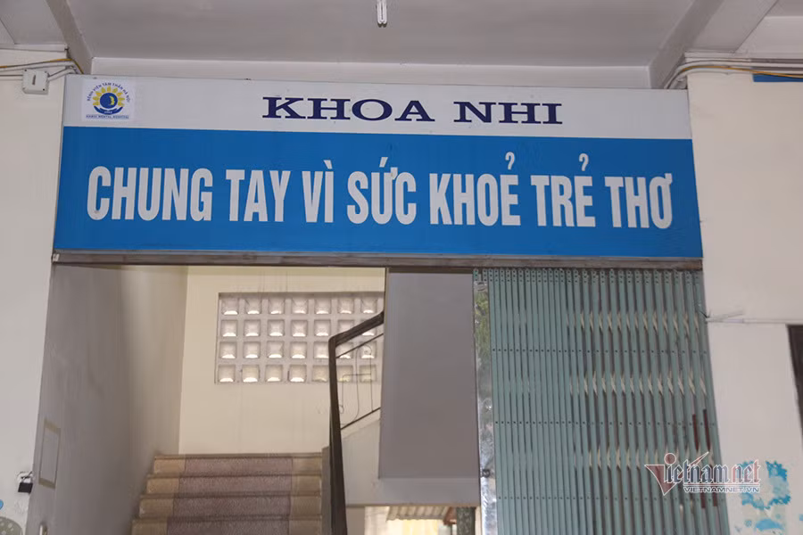 Bài kiểm tra điểm 8 và cánh tay tím bầm của cô bé lớp 3 ảnh 1