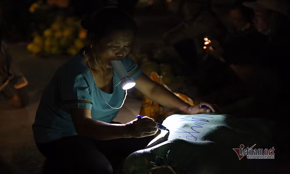 Dac san rot gia, re nhat 20 nam qua, dan soi den di cho thau dem-Hinh-10