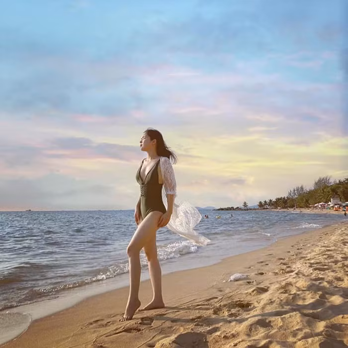 Chi gai Hoa Minzy bat ngo khoe anh dien bikini 'tha dang' goi cam-Hinh-7