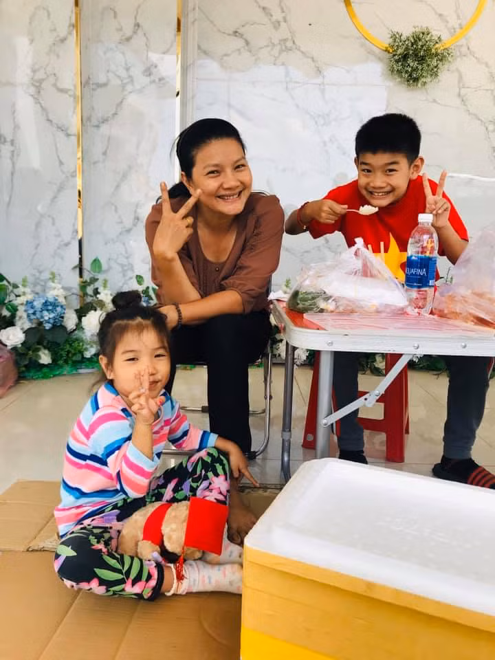 Kieu Trinh phai mang theo con nho, lan loc o truong quay-Hinh-2