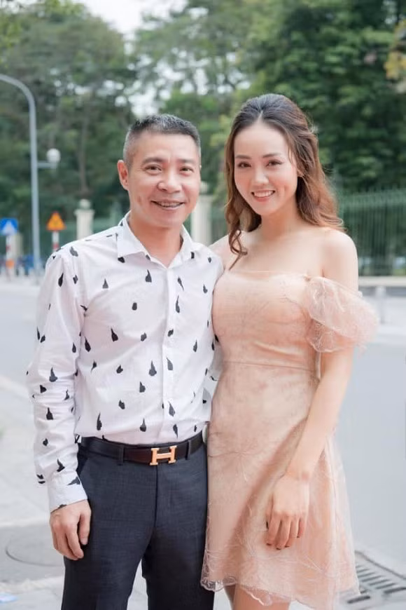 Công Lý vẫn thoải mái để bạn gái sai vặt thế này đây Cong Ly van thoai mai de ban gai sai vat the nay day