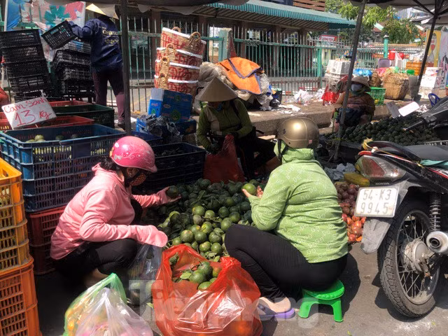 Do trái cây quá rẻ, nhiều người mua về bán cam vắt mang đi.