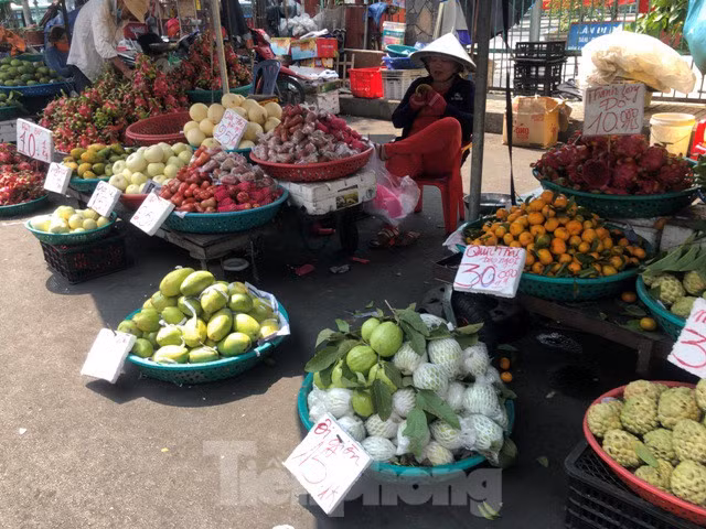 Tiểu thương xem điện thoại hoặc tám chuyện cho hết ngày.