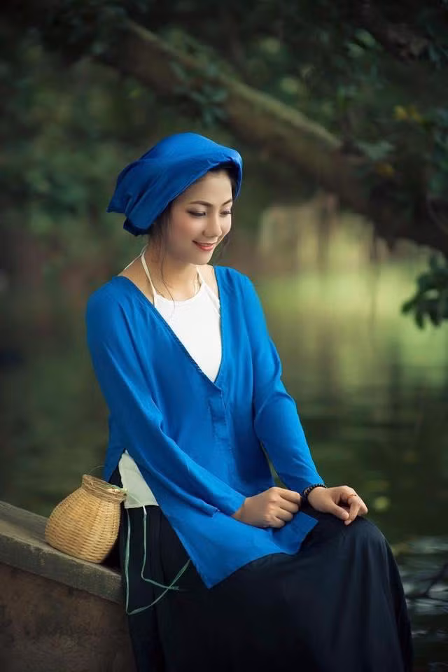 Thu Hiền tốt nghiệp hệ trung cấp Y sĩ đa khoa của Học viện Quân Y và hiện công tác tại trạm 77 Bộ tư lệnh đặc công. Cô "đốn tim" khán giả nhờ nét đẹp mặn mà, nữ tính cùng với đôi mắt to và nụ cười xinh xắn.
