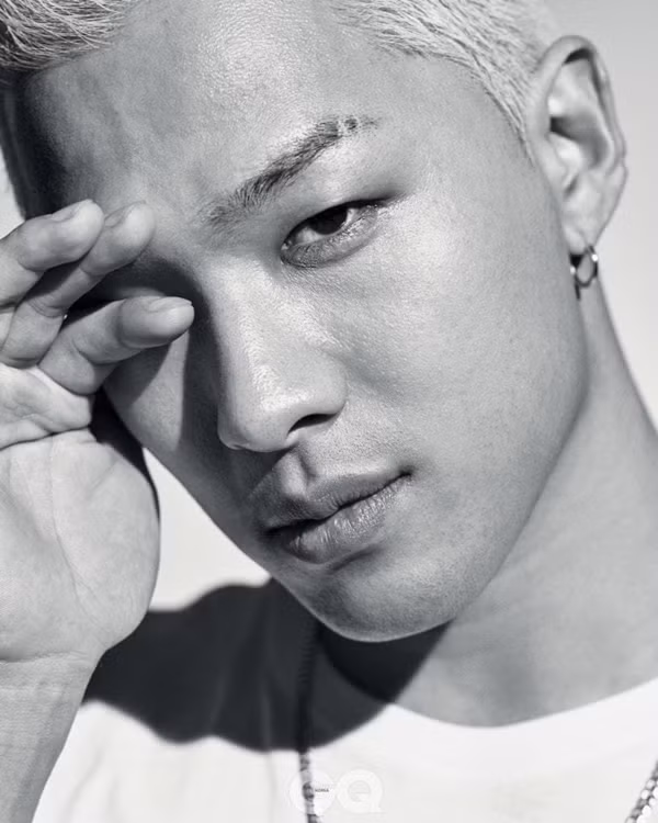 Không dành nhiều kinh phí tận hưởng tuần trăng mật, ngôi sao Taeyang của nhóm nhạc Big Bang lựa chọn sở hữu ngôi nhà sang trọng sau lễ cưới cùng ca sĩ, diễn viên Min Hyo Rin. Cặp đôi nổi tiếng chi 15 tỷ won (gần 307 tỷ đồng) cho biệt thự Janghak Paarc Hannam sau khi bán căn hộ penthouse tại Hanam River Hill trị giá 4,5 tỷ won (hơn 92 tỷ đồng).
