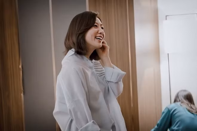 Khác với hình ảnh người phụ nữ liên tục chịu khổ, sống trong bi kịch, ảnh hậu trường vui vẻ của Kim Hee Ae được chú ý. Soompi khen ngợi nữ diễn viên diễn xuất đạt, khó nhận ra bác sĩ đau khổ bị cắm sừng với Hee Ae ngoài đời là cùng một người.