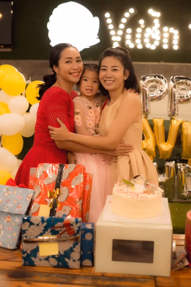 Oc Thanh Van lien tuc bi thac mac ve cach ung xu voi con gai co nghe si Mai Phuong-Hinh-2