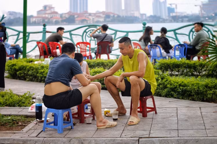 Hang quan ven ho Tay duoc dip hot bac-Hinh-2
