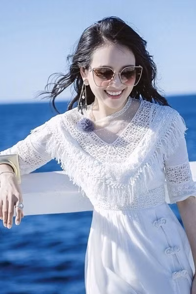 Theo trang Sina thống kê, những năm gần đây, tài sản của Chương Tử Di tăng vùn vụt và cô cũng liên tiếp lọt vào danh sách những ngôi sao kiếm tiền giỏi nhất Trung Quốc. Chỉ tính riêng sở hữu bất động sản đã cán mốc 2 tỷ NDT (gần 6.000 tỷ đồng).