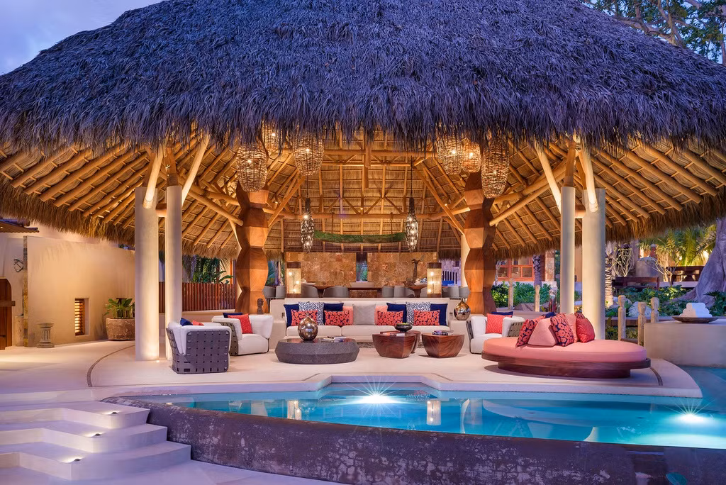 Casa Tau được xây dựng năm 2018, tại Punta Mita, một bán đảo biệt lập rộng 6 km2 bên bờ biển Mexico. Đây là nơi nghỉ dưỡng yêu thích của các ngôi sao tại Mexico. Ảnh: Splash New. 