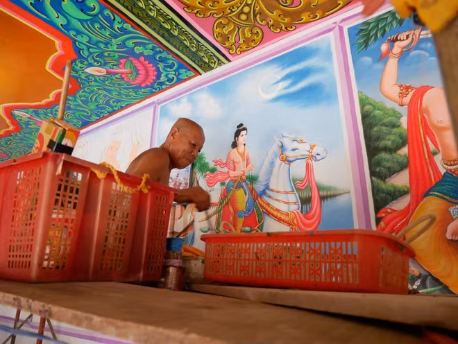 Xưa kia tranh tường mang phong cách hội họa dân gian mà đặc trưng của nó là đồ họa hai chiều, chất màu lấy từ thực vật và khoáng sản tự nhiên. Hiện nay, tranh vẽ bằng sơn dầu công nghiệp và người nghệ nhân đã tận dụng hầu như tất cả các loại sơn có bán trên thị trường. Các nghệ nhân cũng tiếp thu phương pháp hội họa hiện đại đó là áp dụng luật phối cảnh và xử lý ánh sáng để nên những bức họa ba chiều. Trong ảnh, nhà sư đang tạo tác tranh tường tại chùa Rajakusala Bampenjaey, Rạch Giá.