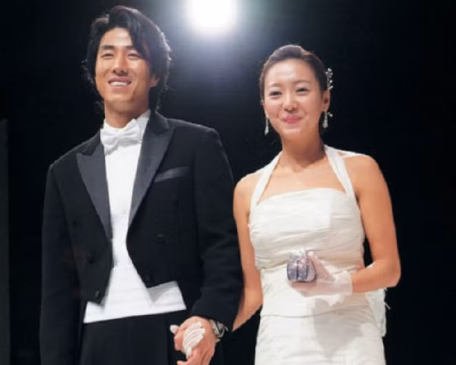  Im Yoo Jin: Nữ diễn viên kém tên tuổi Im Yoo Jin kết hôn với bạn diễn Yoon Tae Young vào năm 2008. Hôn lễ của hai người thu hút sự chú ý lớn của truyền thông xứ kim chi bởi xuất thân bề thế của chú rể. Cha Yoon Tae Young là cựu Phó chủ tịch tập đoàn Điện tử Samsung. Nhiều nguồn tin dự đoán vợ chồng Yoon Tae Young - Im Yoo Jin được thừa kế khối tài sản khoảng 4 tỷ USD. Sau khi kết hôn, nữ diễn viên cũng rút lui khỏi ngành giải trí, tập trung chăm lo gia đình.