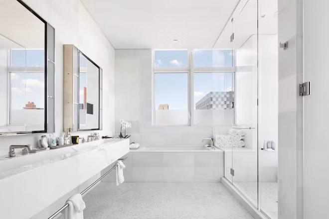 Phòng tắm chính xa hoa, được trang bị đầy đủ những tiện nghi cao cấp thiết yếu và được chia thành các khu vực khác nhau.