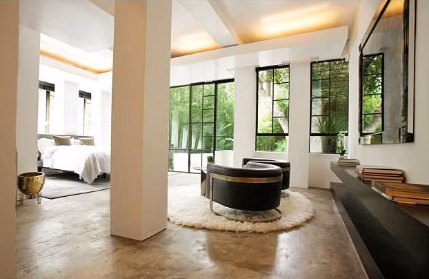 Phòng ngủ rộng lớn, sáng sủa, được bao quanh bởi những ô cửa kính cỡ lớn để đem đến cho gia chủ khung cảnh vườn tược xanh mát.