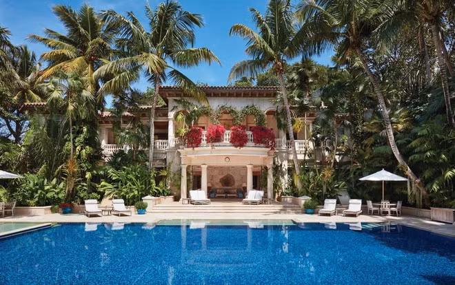  4. Gemini Estate ở Manalapan, Florida, Mỹ (137,5 triệu USD): Nằm trên khu đất rộng hơn 6 hecta, Gemini Estate tọa lạc ở vị trí nổi bật ở Palm Beach, nhìn ra cả biển và hồ. Dinh thự có hơn 30 phòng ngủ cùng nhiều tiện nghi hiện đại gồm bể bơi, sân golf tiêu chuẩn PGA, sân tennis, sân bóng rổ, phòng tập thể hình và spa.