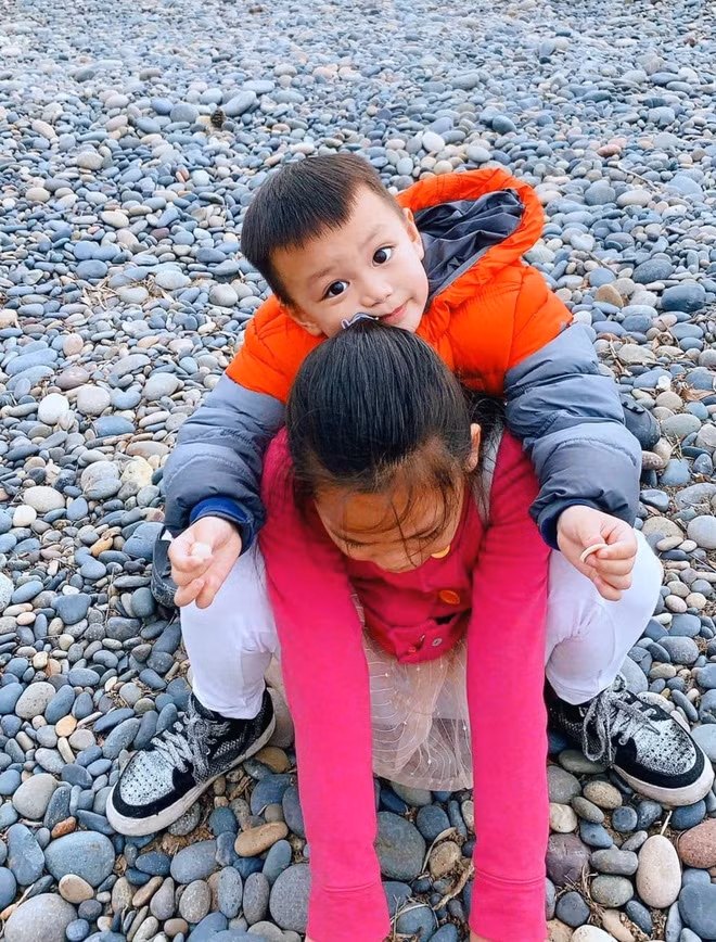 Diệu Hương chia sẻ: “Thời gian đầu mẹ biết con vất vả để hiểu và theo kịp chương trình, chưa kể những hoạt động thể chất khiến cô bé trắng phấn của mẹ cháy nắng đen nhẻm. Từ công chúa bánh bèo nay con quần jean giày thể thao đi học. Mẹ cũng thế đấy, cũng học, cũng thay đổi để hoà nhập và tự tin sống vui sống tốt”.