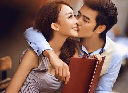 Đánh giá môt người đàn ông bằng người phụ nữ ở cạnh anh ta Danh gia mot nguoi dan ong bang nguoi phu nu o canh anh ta