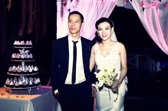 Năm 2017, thông tin Thu Thủy chia tay nửa kia là doanh nhân khiến nhiều khán giả tiếc nuối. Họ từng yêu nhau lúc cựu thành viên Mây Trắng chỉ 18 tuổi, cùng nhau vượt qua nhiều thăng trầm. Nhưng sau cùng, giọng ca Sao em vẫn yêu đường ai nấy đi với đối phương vào năm 2017, chưa đầy 4 năm tổ chức lễ cưới. Cô chia sẻ trên mạng xã hội cả hai dần lạnh nhạt, không còn chung suy nghĩ, đã trả hết nợ cho nhau, dừng lại là tốt hơn.